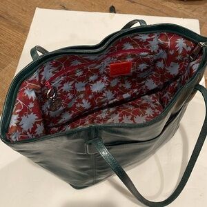 HOBO Leather Tote Dark Green. Preowned. Great Condition. HOBO keychain i…